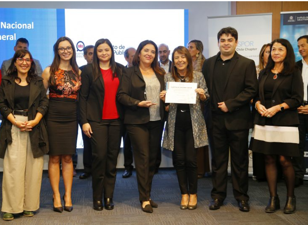 El equipo investigador ganador durante la ceremonia de premiación. 