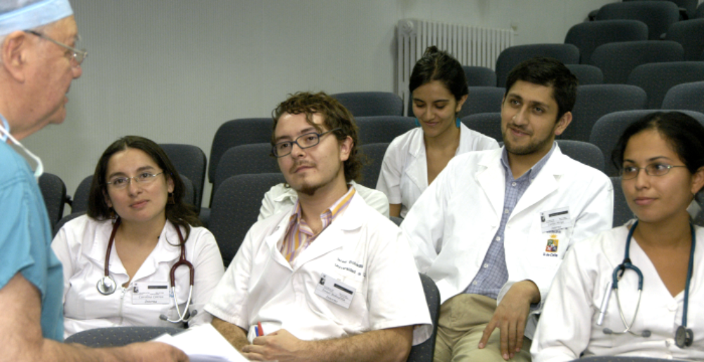 Con el objetivo de promover la salud mental del alumnado de carreras del área de la salud y garantizar ambientes respetuosos en los campos clínicos, la Superintendencia de Educación Superior, SES, oficializó una nueva norma de carácter general que establece deberes obligatorios para las instituciones de educación superior