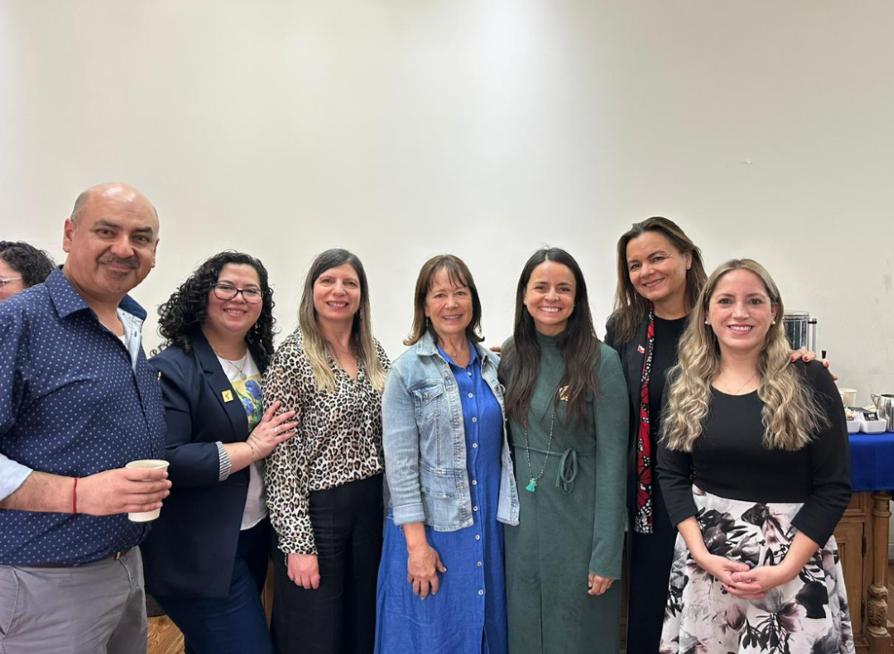 La doctora María Elena Santolaya y la enfermera Verónica de la Maza, al centro, junto a organizadores del encuentro