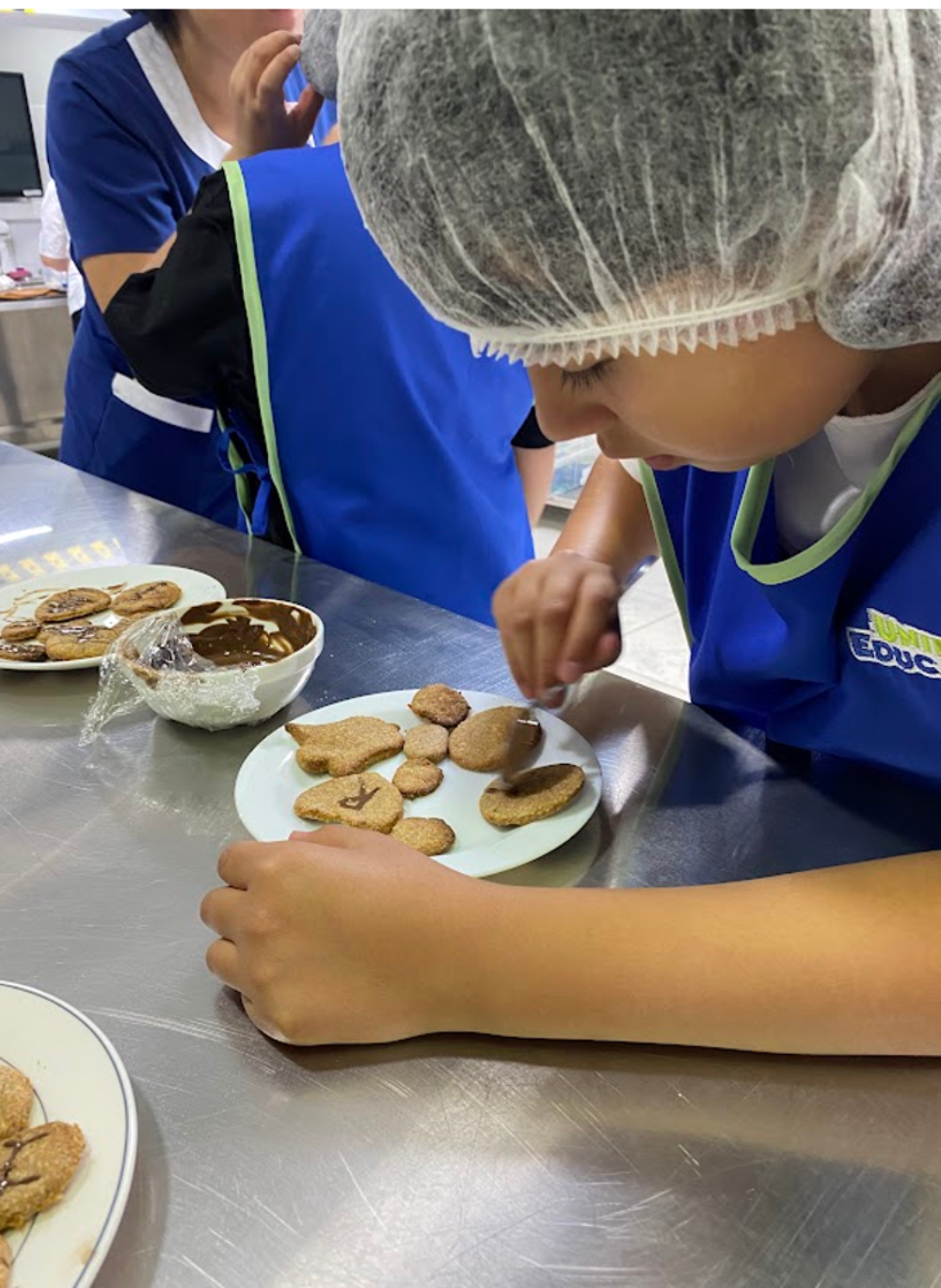 Entre las recetas realizadas por los niños se encuentran unas deliciosas galletas de limón y chocolate
