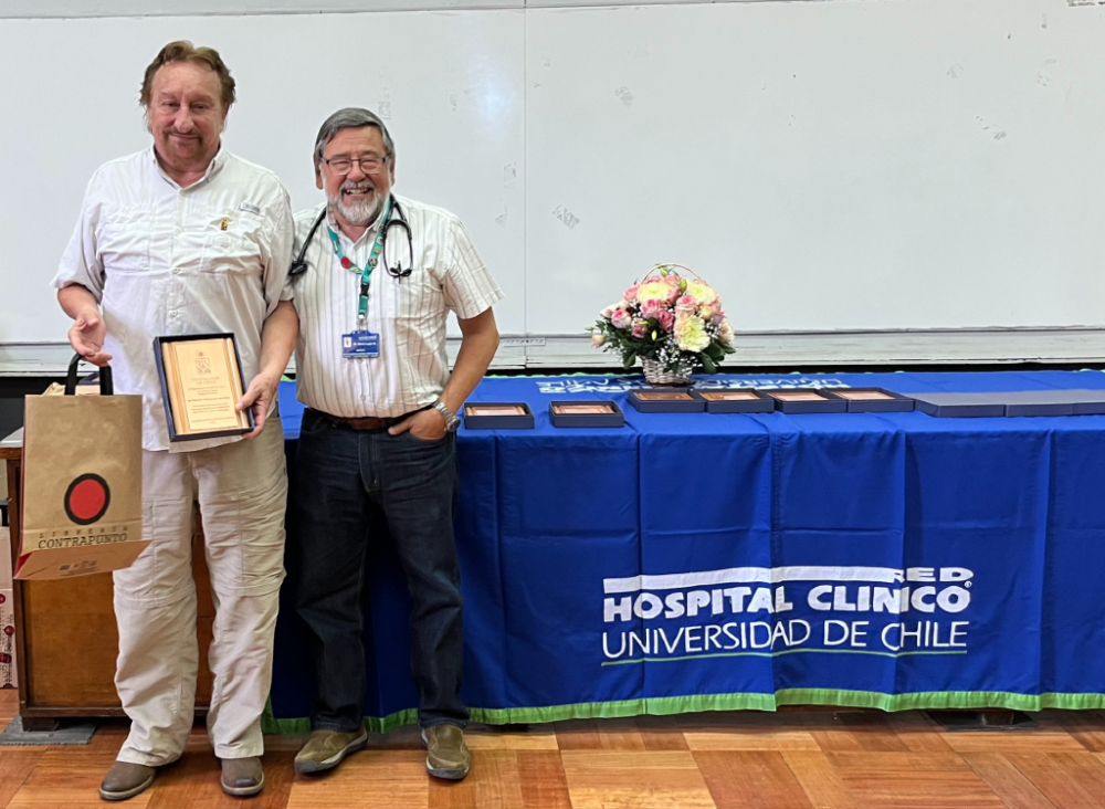 El doctor Walter Passalacqua, nefrólogo, fue distinguido por su trayectoria y compromiso académico y asistencial por el doctor Mario Luppi. 