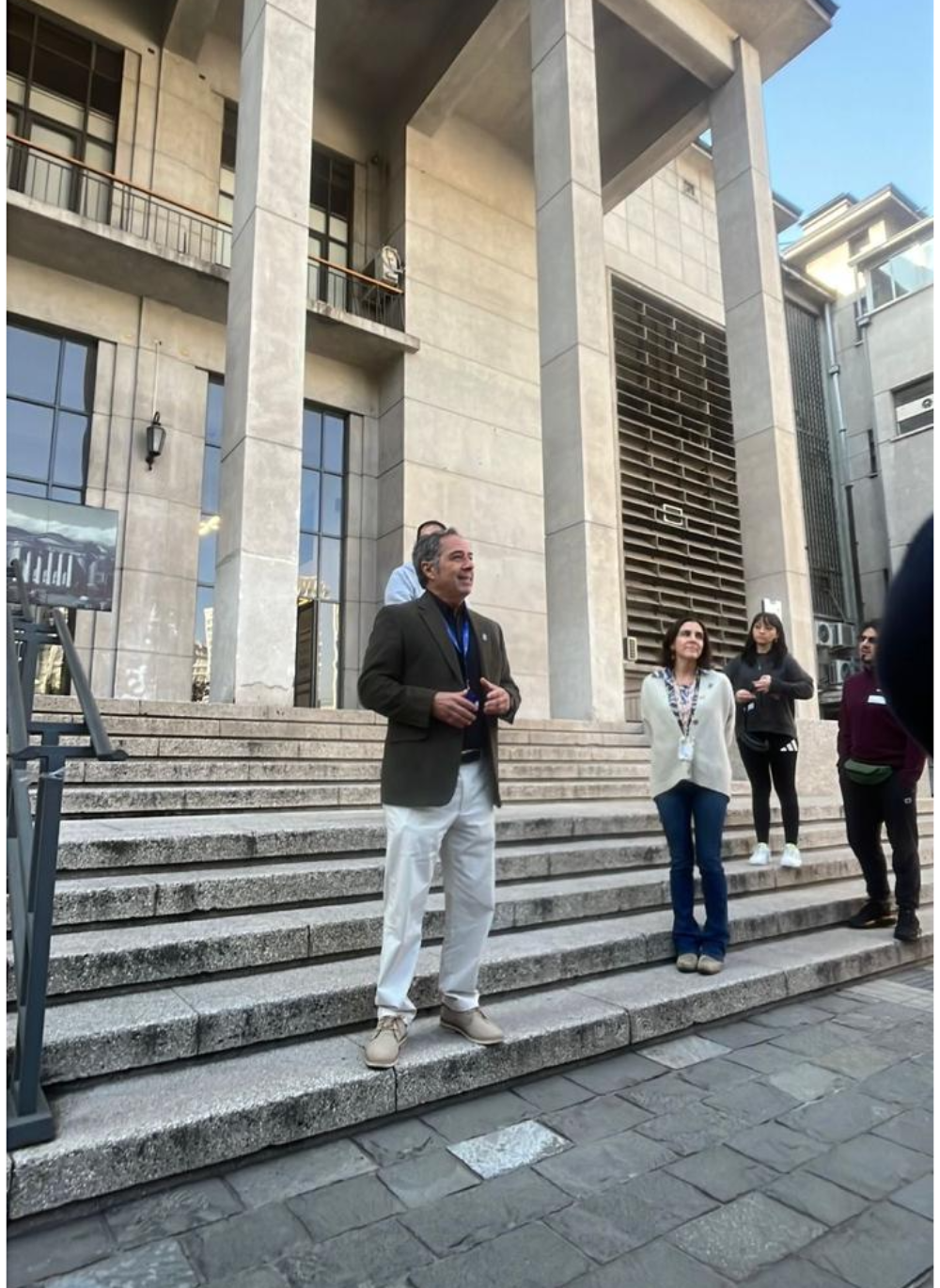 Durante el recorrido patrimonial participaron el decano de la Facultad de Medicina, doctor Miguel O'Ryan, y la directora de Extensión, doctora Lorena Tapia. 