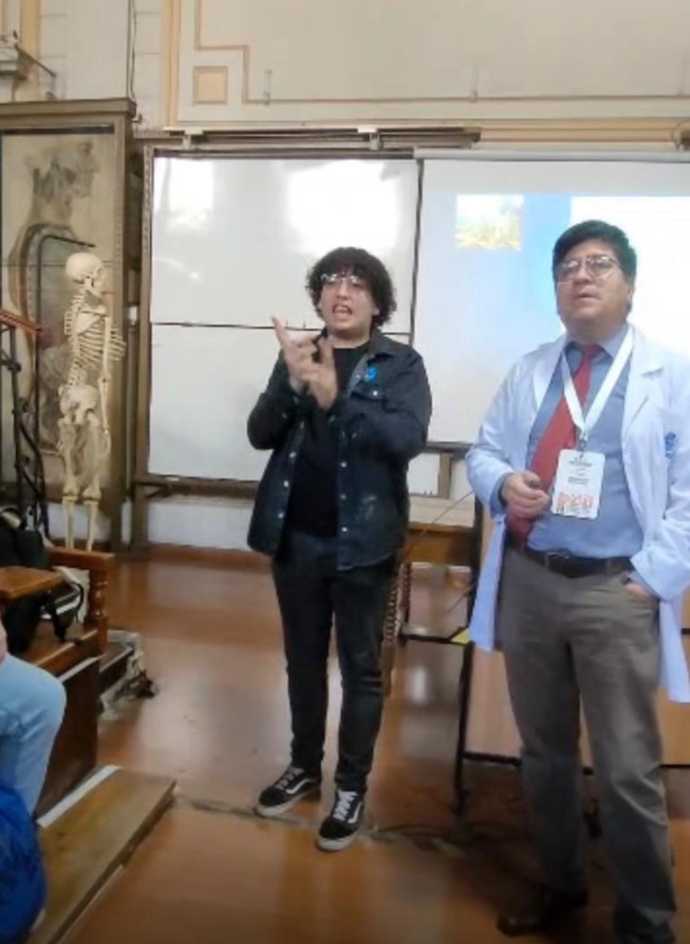 La actividad del Instituto de Anatomía contó con la visita de un grupo de personas sordas, para quienes se dispuso de intérprete de señas, provisto por la Comisión de Inclusión del Ministerio de Relaciones Exteriores; en la foto, durante la charla del doctor Julio Cárdenas. 