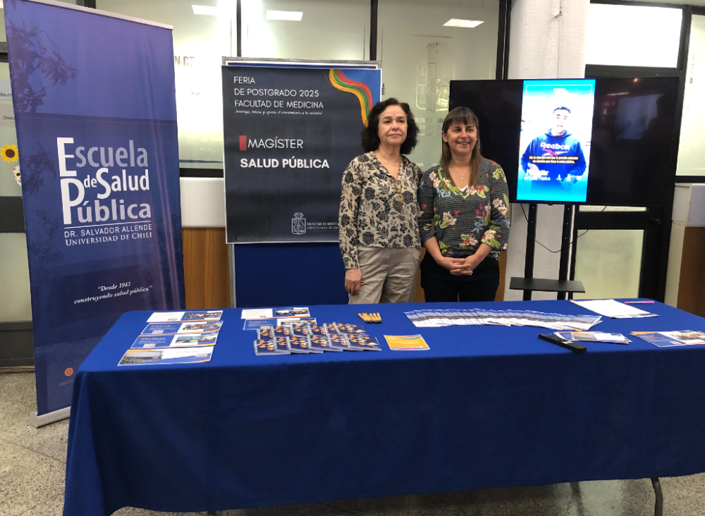 Stand del Magíster en Salud Pública, con las doctoras Paulina Pino y Verónica Iglesias