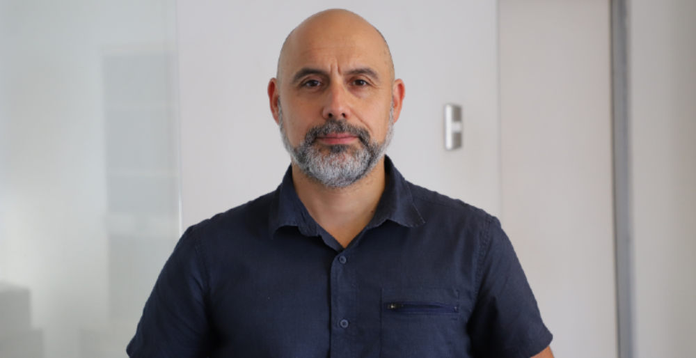 Desde marzo de 2025, el académico e investigador de la Facultad de Medicina, Dr. Rómulo Fuentes, asumió el liderazgo de la Dirección de Investigación de la Vicerrectoría de Investigación y Desarrollo (VID).