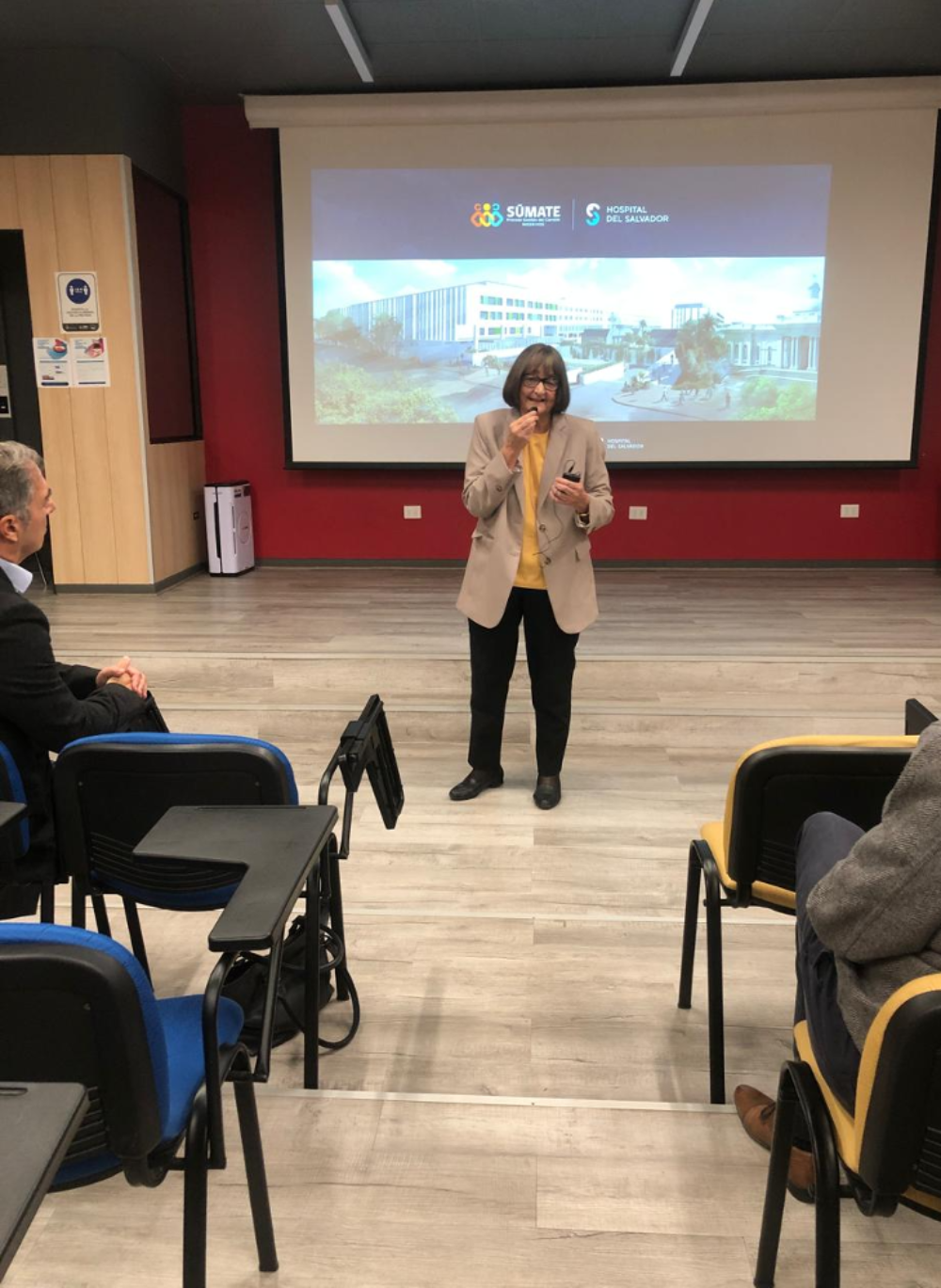 La doctora Devés destacó la larga y fructífera relación entre el Hospital del Salvador y la Universidad de Chile, tanto en la docencia como en la generación de nuevo conocimiento básico clínico