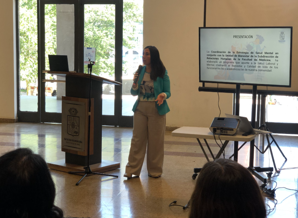 Paula Jara, jefa de la Unidad de Bienestar de la subdirección de Relaciones Humanas, se refirió a que la coordinación de la Estrategia de Salud Mental, en conjunto con su unidad, elaboraron un programa que apunta a la salud laboral y mental.