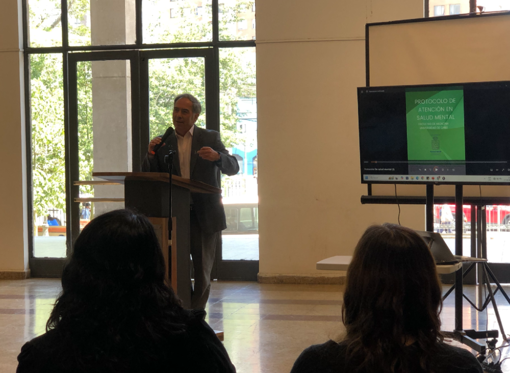 El decano de la Facultad de Medicina, doctor Miguel O’Ryan recordó que “el tema de la salud mental lo asumimos todos como prioritario hace ya varios años, era un mandato ético abordarlo en profundidad"