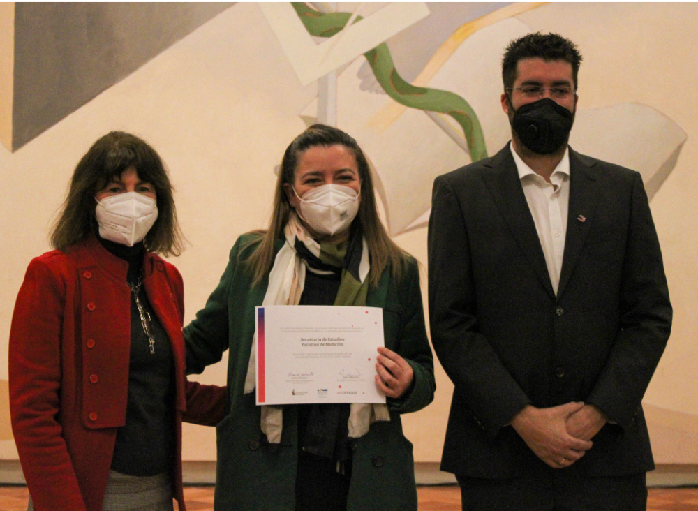 En representación de la Facultad de Medicina, recibió la distinción la profesora Soledad Reyes, secretaria de estudios de nuestro plantel. 