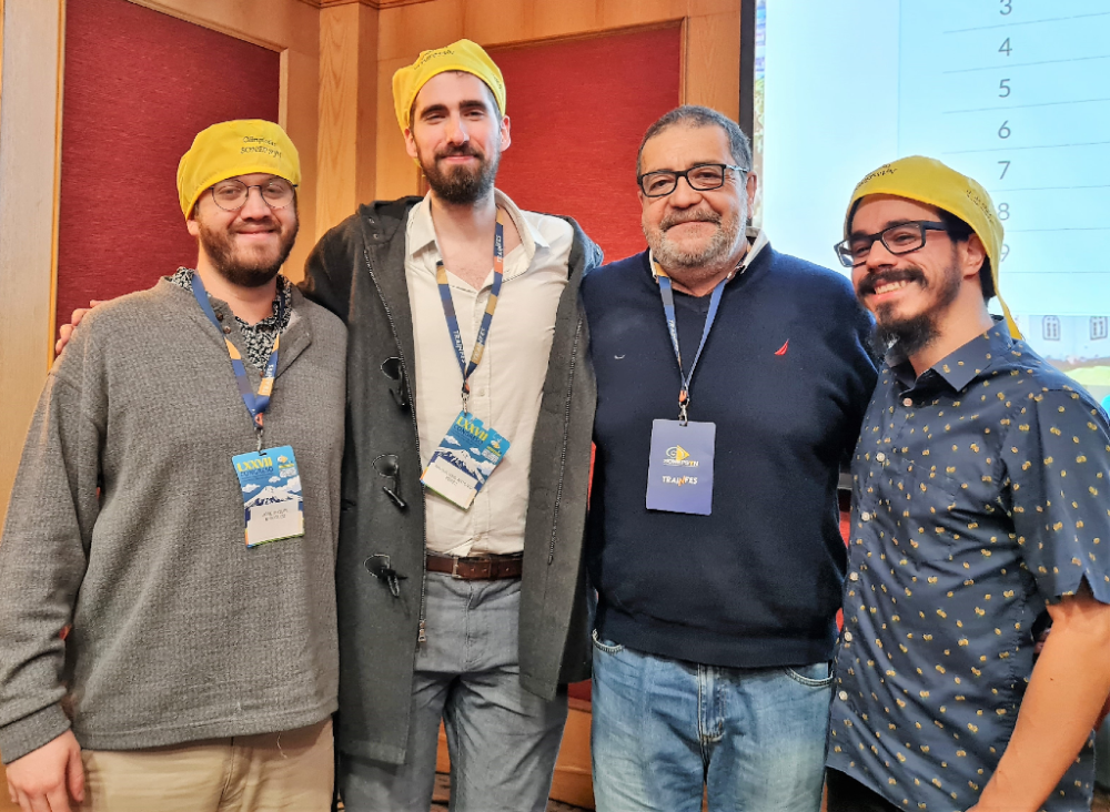 Los residentes del Departamento de Neurología y Neurocirugía del HCUCH, doctores José Miguel Enríquez, Maximiliano Pérez y Joaquín Soto obtuvieron el primer lugar en la categoría Neurología de las Olimpíadas; en la foto, junto al doctor Carlos Silva, académico de la misma unidad. 