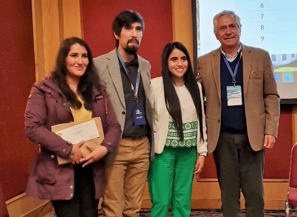 Los residentes del Departamento de Neurología y Neurocirugía del HCUCH, doctores Gabriela Fernández, Catalina Caamaño y Alann Peña, obtuvieron el primer lugar en la categoría Neurocirugía de las Olimpíadas que se realizaron durante el congreso. 