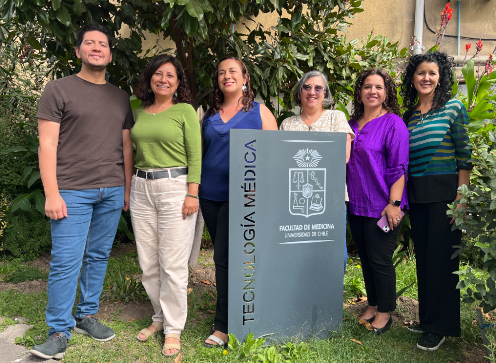 Integrantes de la Comisión de Autoevaluación de la Escuela de Tecnología Médica, profesores Hernán Torres, Sara Herbage, Catalina Rita, Marioly Müller y Dennisse Karl junto con la directora de esta escuela de pregrado, profesora Fabiola Cerfogli (al centro). 