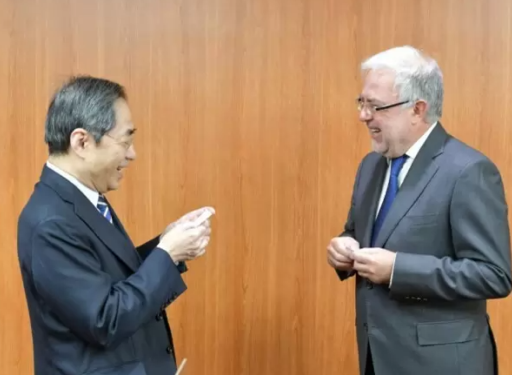 Doctores Yujiro Tanaka, presidente de la TMDU y Manuel Kukuljan, ex decano de la Facultad de Medicina de la Universidad de Chile. 