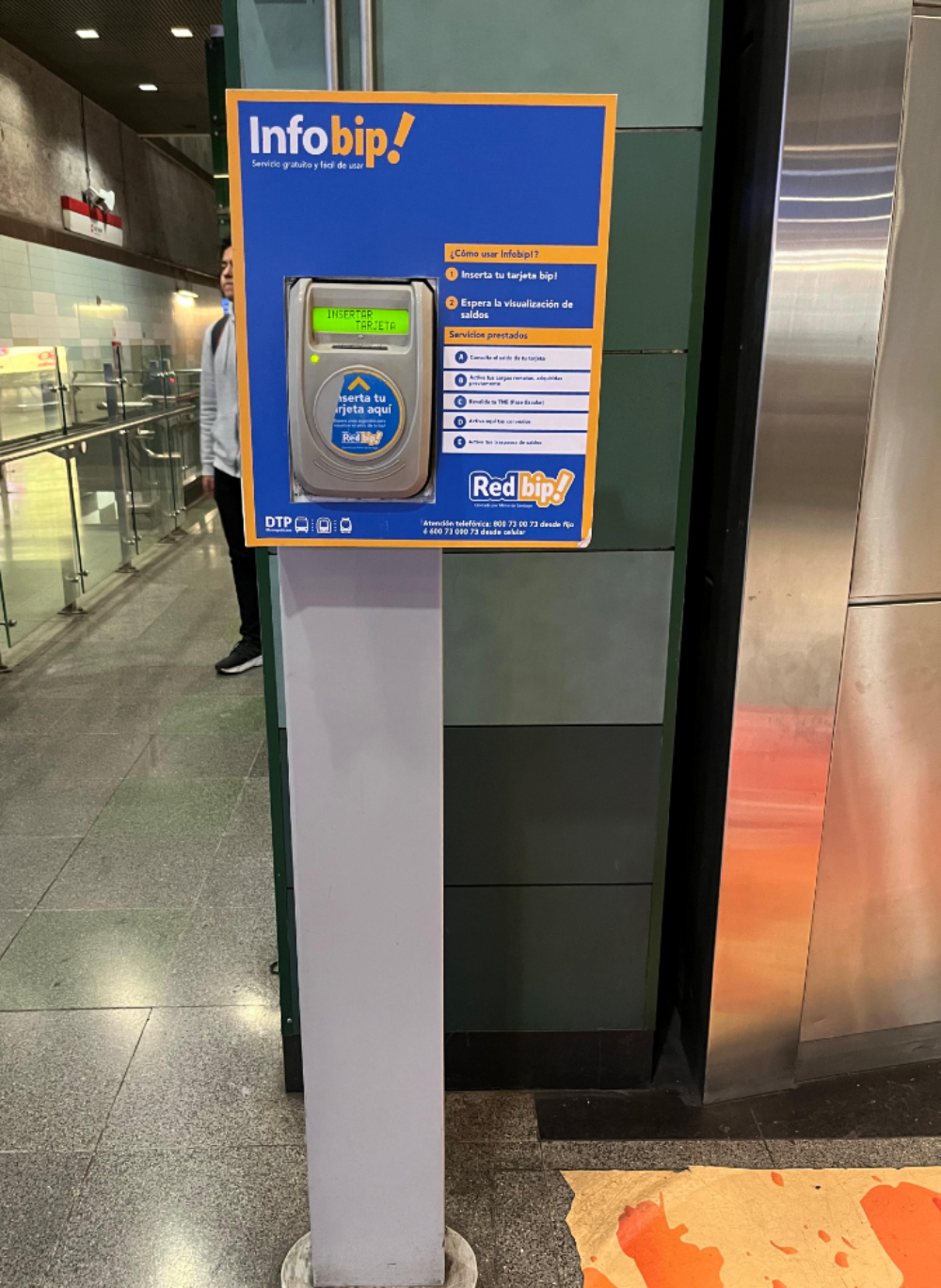 Se recomienda realizar la revalidación en un tótem gris, esto debido a que se detectó que los de color naranja suelen dañar los chips de las tarjetas, bloqueándolas.