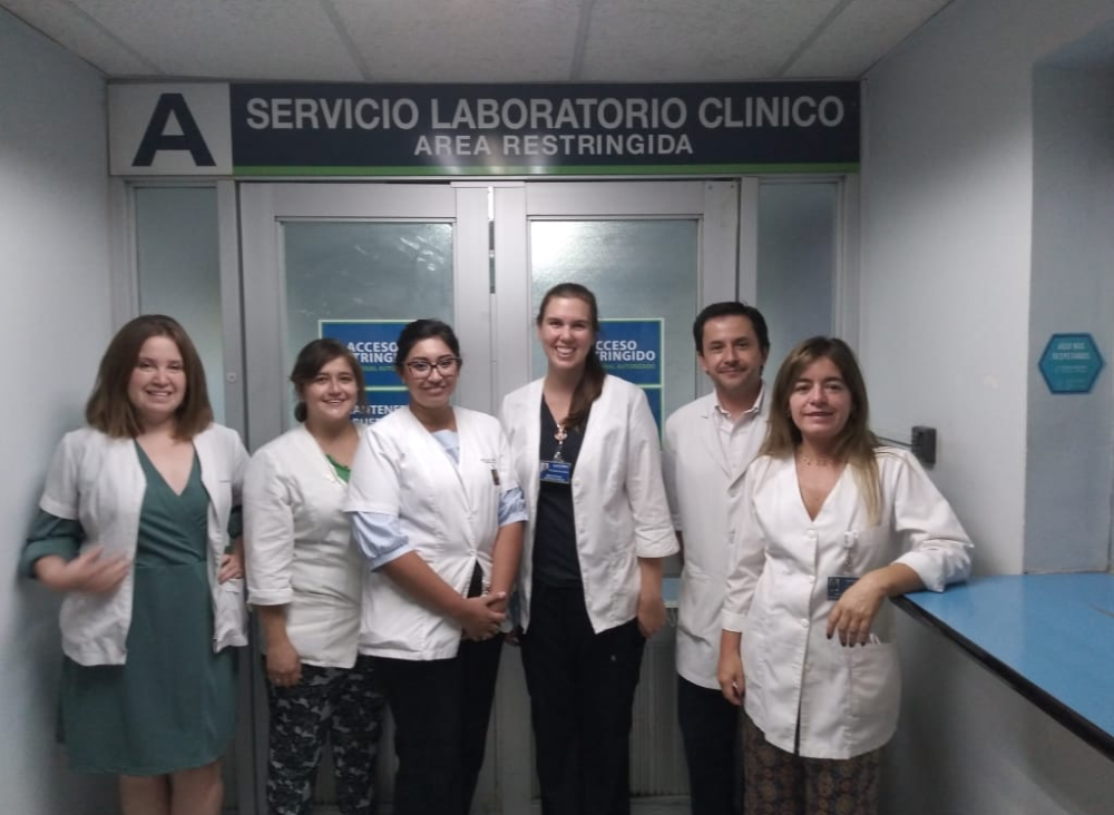 El equipo de estudiantes integrado por los doctores Marcia Guajardo, Catalina Moreno, Paz Tabilo, Gabriela Flores y Francisco Silva, junto a la doctora María Jesús Vial, jefe del Departamento de Laboratorio Clínico del HCUCH (a la derecha en la foto).