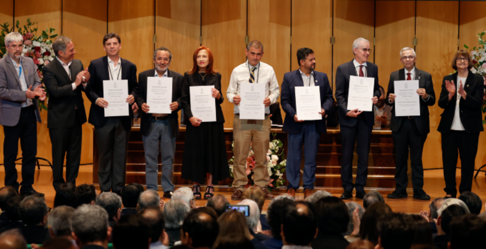 Los doctores Eduardo Tobar, director del HCUCH, y Miguel O'Ryan, decano de la FMUCH, junto a los profesores titulares, doctores Carlos Infante, Dante Cáceres, Violeta Díaz, Juan Guillermo Rodríguez, Fernando Valiente, Juan Pablo Valdevenito y Rodrigo Vásquez, así como a la rectora de la Universidad de Chile, doctora Rosa Devés