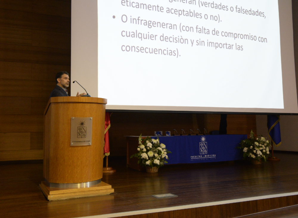 El doctor Luis Bahamondes hizo una mirada de futuro para su disciplina en base a las modernas definiciones que establece ChatGPT. 