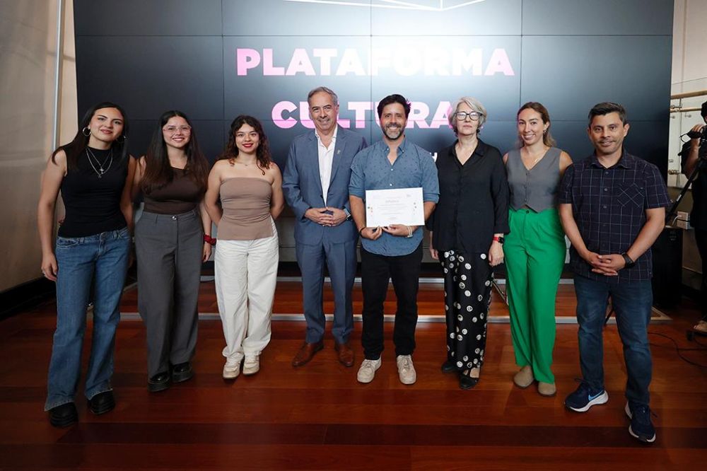 El doctor Miguel O'Ryan, decano de la Facultad de Medicina, y la vicerrectora de Extensión y Comunicaciones, profesora Pilar Barba, entregan su distinción al proyecto “Conocimiento y emprendimiento con el fruto del calafate: un enlace entre Aysén y la Universidad de Chile”.