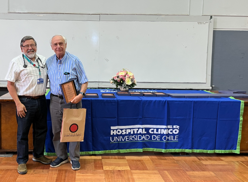 El doctor Mario Luppi entregó una distinción por su trayectoria al doctor Zoltan Berger, su predecesor en la dirección del Departamento de Medicina Interna 