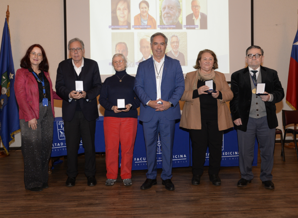 Los doctores Miguel O'Ryan, decano, y Ulrike Kemmerling, directora Académica de la Facultad de Medicina, junto a los profesores asociados que fueron distinguidos, como son los doctores Ricardo Estela, María Cecilia Johnson, Esmérita Opazo e Iván Retamales