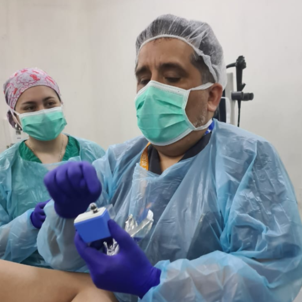 Doctor Daniel Pizarro, gastroenterólogo, muestra la Capsocam Plus en pabellón
