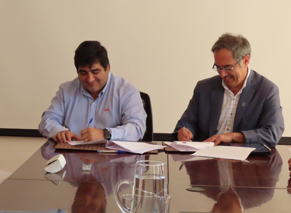 El convenio fue suscrito entre el director (S) del SSMO, doctor Alberto Vargas, y el decano de la Facultad de Medicina de la Universidad de Chile, doctor Miguel O’Ryan. 