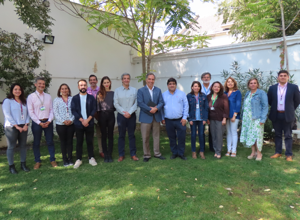 Al centro, el decano de la Facultad de Medicina, dr. Miguel O'Ryan, y el director del SSMO, dr. Alberto Vargas, junto a sus equipos que serán parte del convenio establecido.