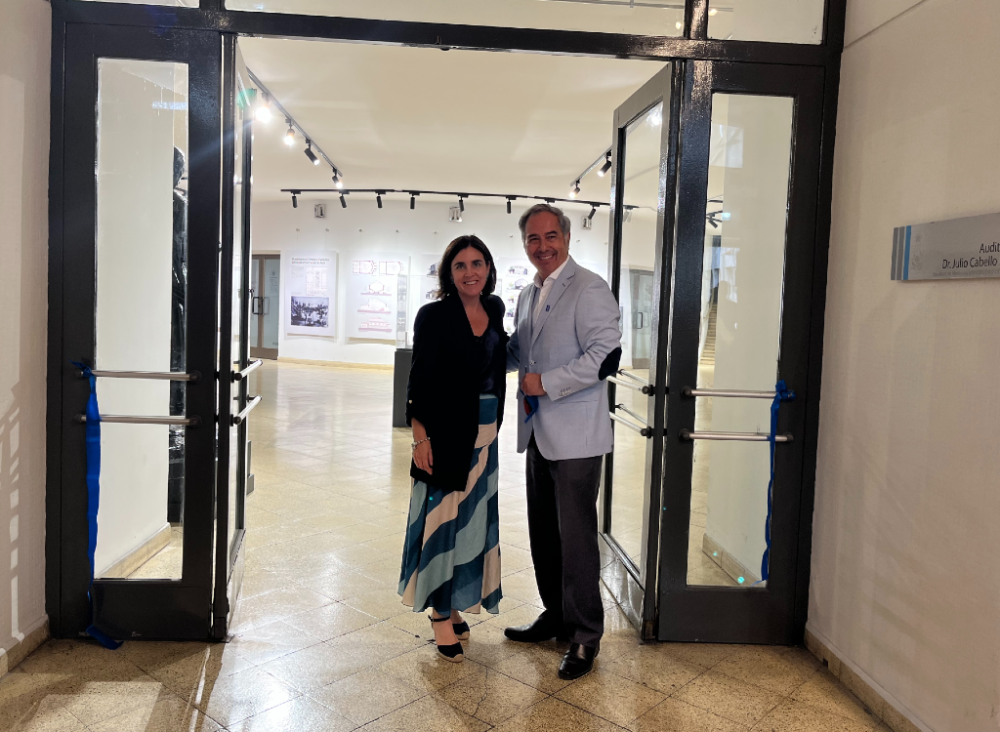 Los doctores Lorena Tapia, directora de Extensión, y Miguel O'Ryan, decano de la Facultad de Medicina, abrieron las puertas de este nuevo espacio