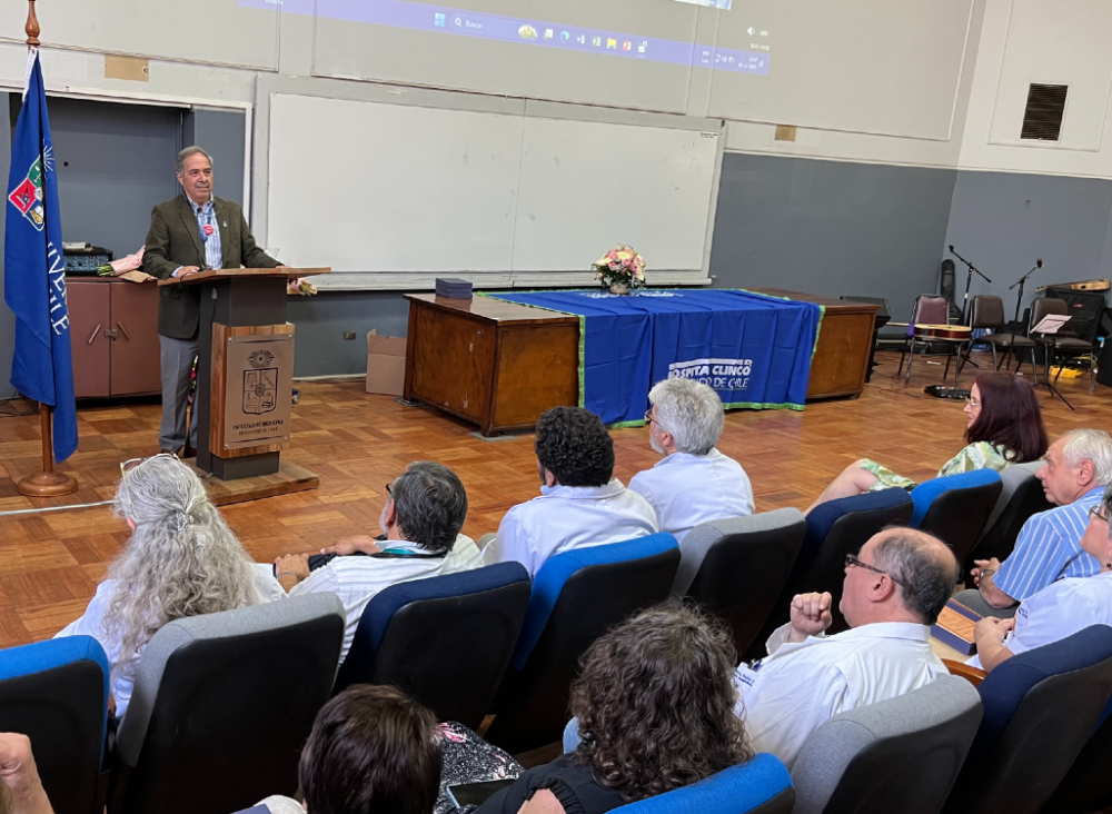 El doctor Miguel O'Ryan dijo, respecto del cuerpo docente del Departamento de Medicina Interna, que "acá están los maestros, los tutores, los ejemplos que van a marcar a las futuras generaciones, en un ambiente donde la inteligencia artificial, la nueva tecnología y la simulación van a ser importantes, pero nunca van a reemplazar a nuestros académicos"