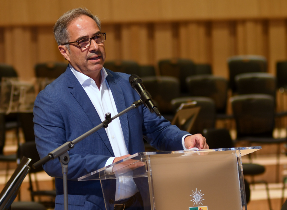 El decano de la Facultad de Medicina, doctor Miguel O’Ryan, dijo que “nuestro tributo es para todos ustedes como actores protagónicos, pues representan a esta gran comunidad que sostuvo al país durante tan graves momentos”.