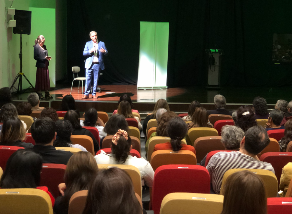 El decano de la Facultad de Medicina, doctor Miguel O'Ryan, mostró su alegría por recibir nuevamente en la institución a la doctora Díaz, encarnada en esta obra teatral. 