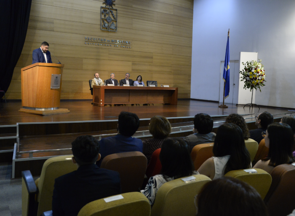 El director de la Escuela de Terapia Ocupacional, profesor Óscar Hernández, dijo a los graduados que "ustedes no sólo rehabilitan o promueven la independencia; ustedes son agentes de cambio social, capaces de generar inclusión, equidad y, por sobre todo, bienestar". 