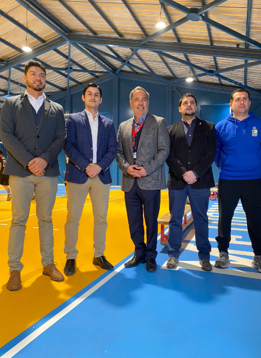 Al centro, el director de Deportes de la Universidad de Chile, Dylan Padilla, y el decano de la Facultad de Medicina, doctor Miguel O'Ryan, junto a académicos y representantes de Deportes de facultades del Campus Eloísa Díaz