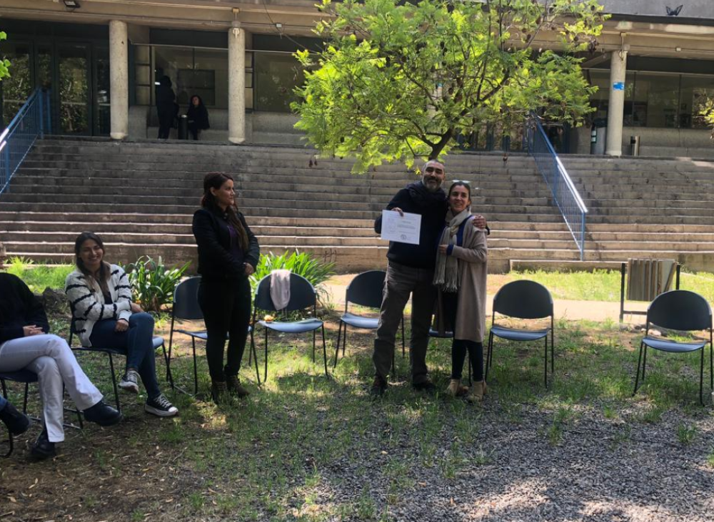 Se destacó la participación de los académicos en el Festival de la Ciencia; en la foto, la doctora Tapia entrega diploma al profesor Felipe Del Canto, del Programa de Microbiología y Micología. 
