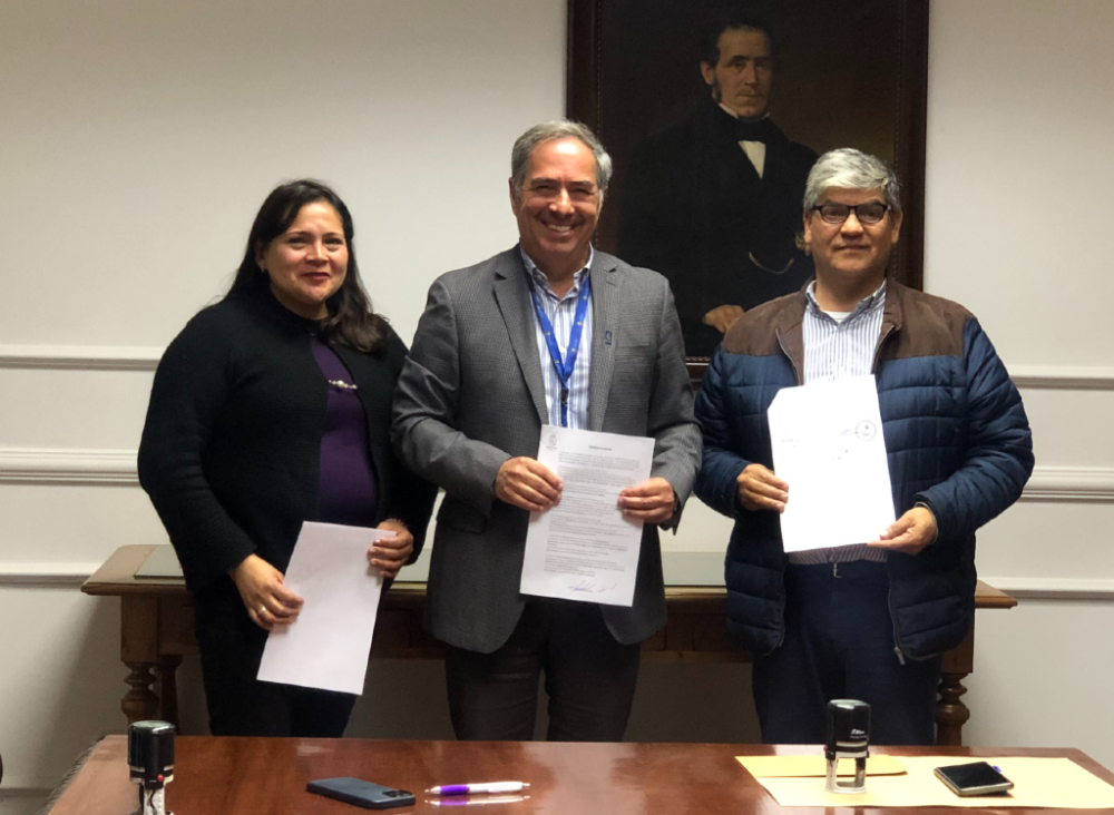 Juana Arcos, de AFUCH Medicina Norte; doctor Miguel O'Ryan decano de la Facultad de Medicina, y Fernando Ulloa, de AFUCH Campus Medicina, después de la firma del acuerdo. 