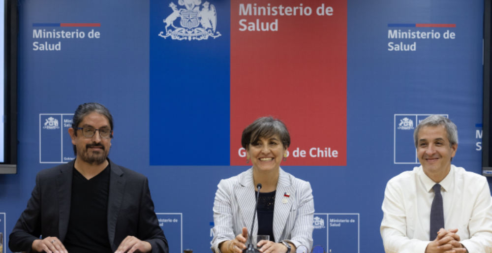 Profesor Leonardo Basso, director del ISCI; la ministra de Salud Ximena Aguilera, y el doctor Juan Pablo Torres, vicedecano Facultad de Medicina. 