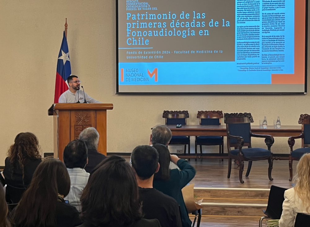 El profesor Nelson Muñoz ofreció la conferencia “Caminos y sentidos que construyeron la fonoaudiología en Chile”, una aproximación historiográfica que propone un mapa de procesos, actores y preguntas que han dado forma a este quehacer. 