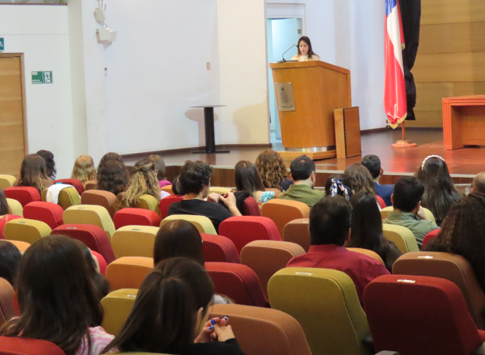 La profesora Lilian Toledo revisó algunos de los logros alcanzados por la unidad que lidera, tales como la incorporación de la Revista Chilena de Fonoaudiología en el Ranking Scimago