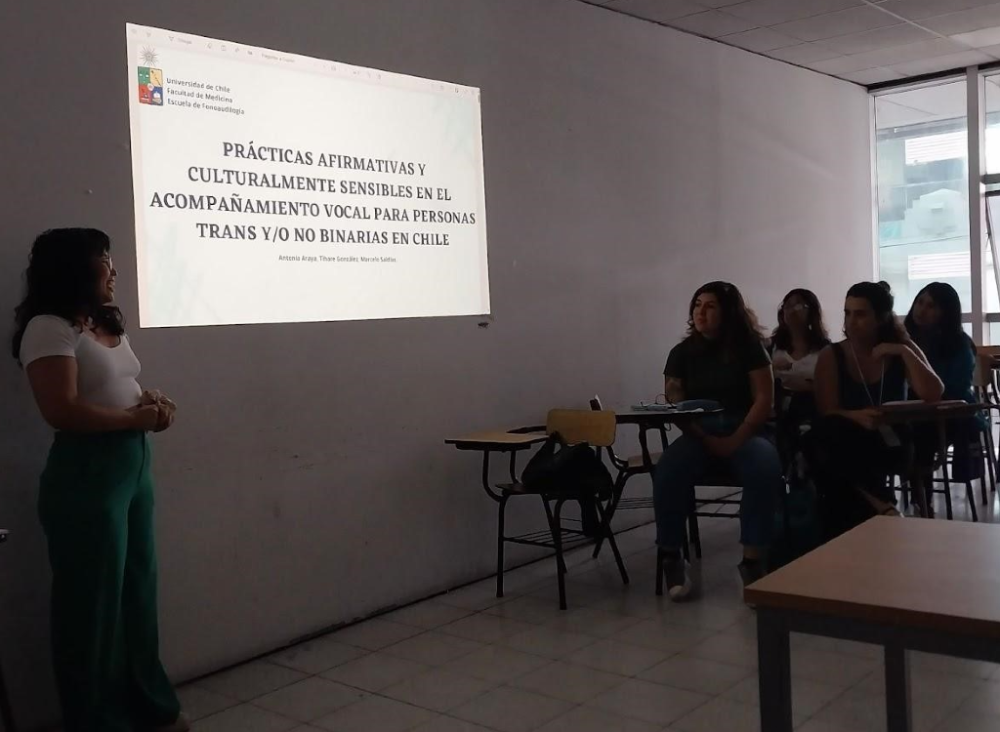 Presentación del trabajo oral Prácticas afirmativas y culturalmente sensibles en el acompañamiento vocal para personas trans y/o no binarias en Chile por las estudiantes de Fonoaudiología Tihare González y Antonia Araya.