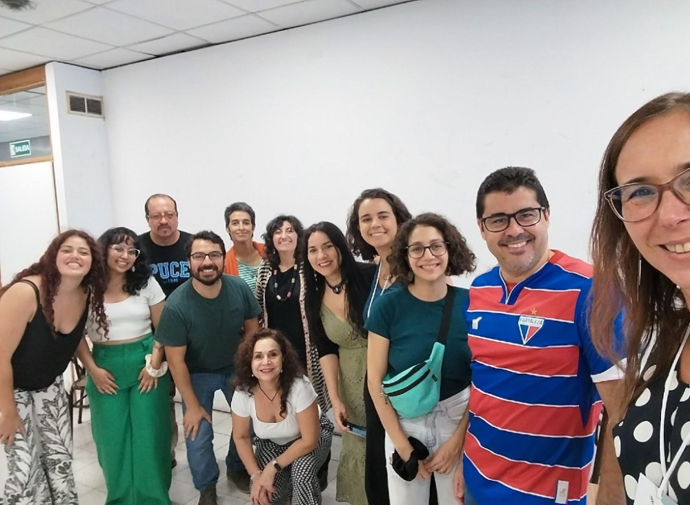 Académicos/as, profesionales y estudiantes de casas de estudios de Brasil, Argentina, Ecuador, España, Colombia y Chile en el simposio Debates, reflexiones y experiencias acerca de los vínculos entre la antropología y la formación de grado y posgrado en el campo de la salud, del VII Congreso de la Asociación Latinoamericana de Antropología (ALA), 2024.
