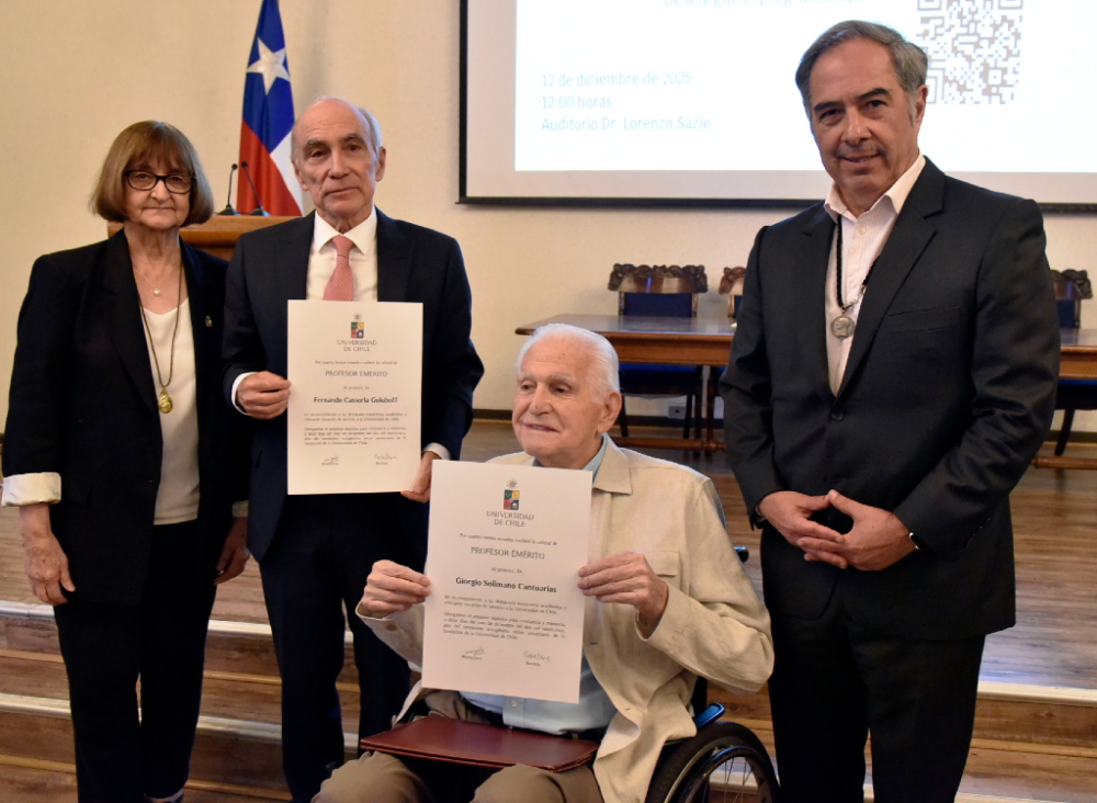 La rectora de la Universidad de Chile, doctora Rosa Devés, y el decano de la Facultad de Medicina, doctor Miguel O'Ryan, hacen entrega de la distinción de profesor emérito a los doctores Fernando Cassorla y Giorgio Solimano