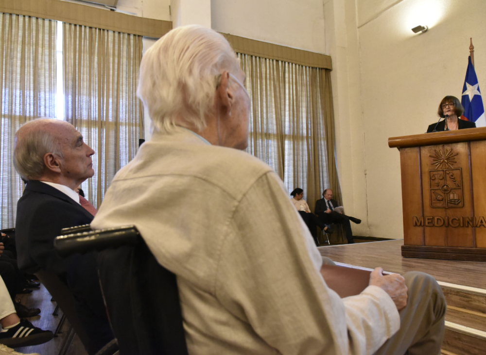 La rectora Devés destacó que ambos homenajeados, pediatras y académicos, tuvieron "impactos notables en investigación y formación. Todo eso a una escala épica y siempre al servicio de una causa mayor: los niños y niñas de su país"