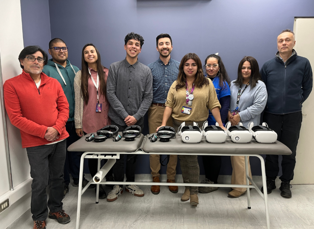 La directora del Centro de Habilidades Clínicas (CHC), profesora Claudia Arancibia, junto al doctor Marcos Rojas y el equipo a cargo del desarrollo e implementación de las simulaciones, cuando en el 2024 Stanford donó los lentes de realidad aumentada. 