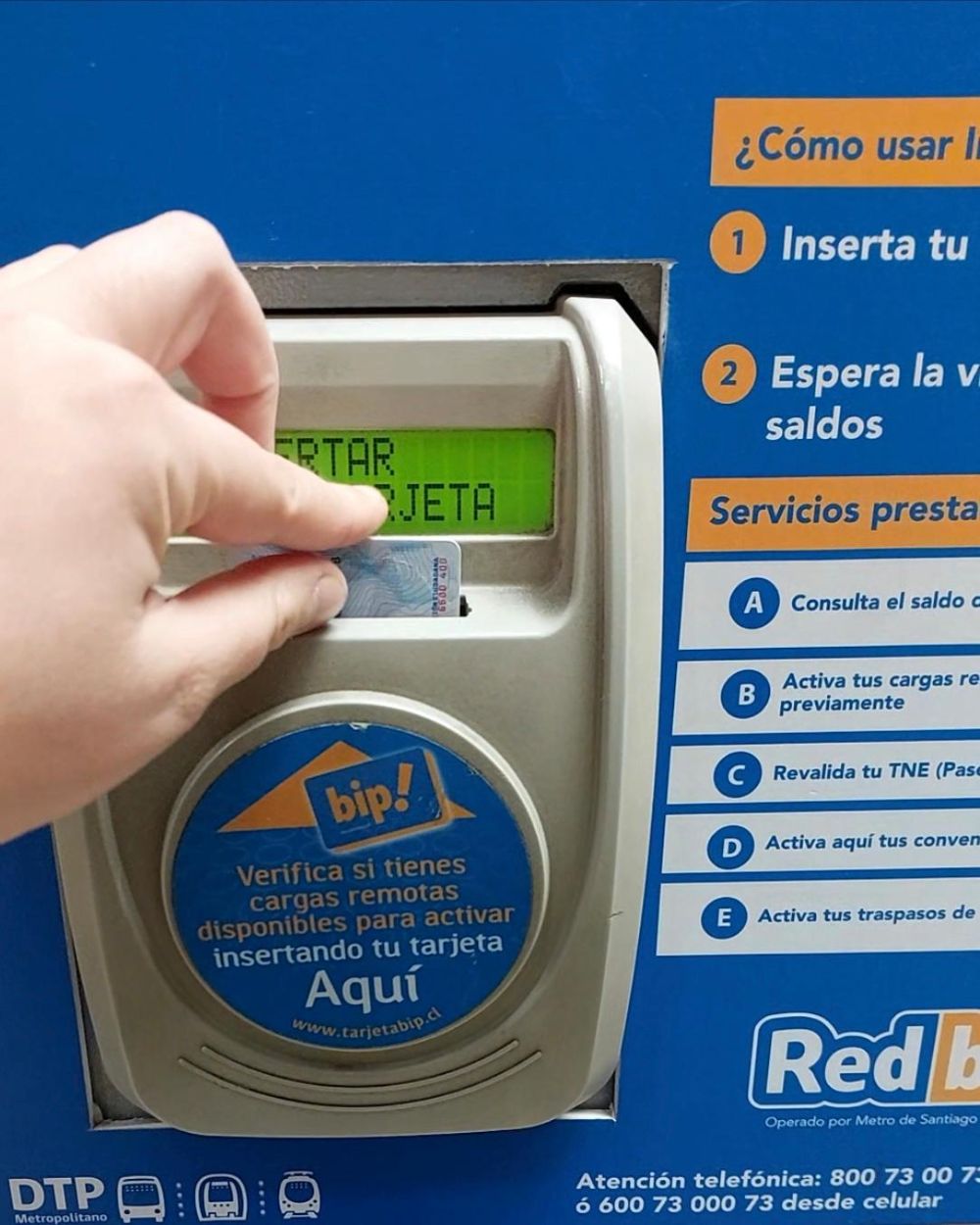 Para revalidar la TNE las/os estudiantes se deben acercarse a un Tótem Bip, insertar sus tarjetas y esperar que la pantalla muestre el mensaje “pase extendido”.