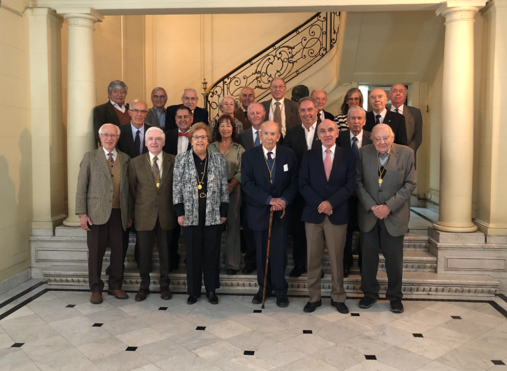 Miembros de Número y Correspondientes de la Academia de Medicina de Chile, encabezados por su presidente, el doctor Fernando Cassorla
