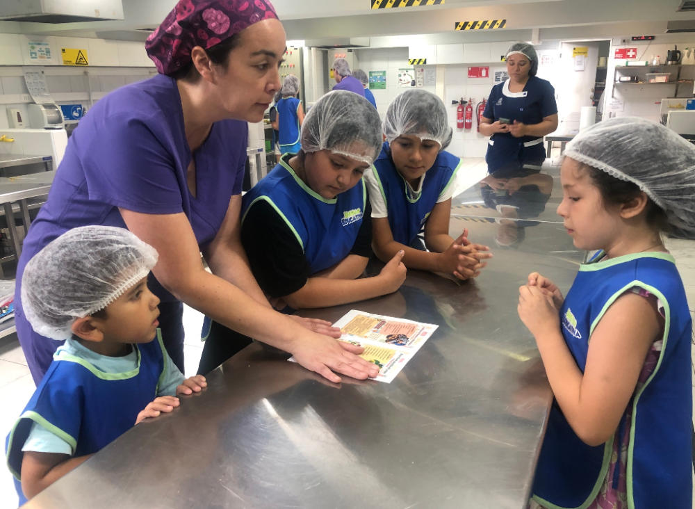 La profesora Claudia Lateste explicando las recetas a preparar a los niños y niñas de la Unidad Escolar