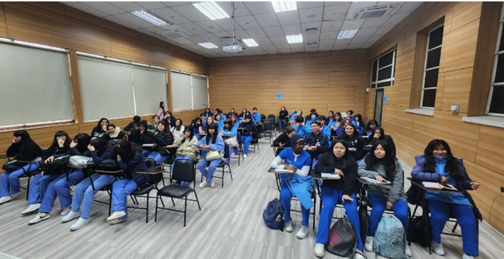 56 estudiantes de Atención de Enfermería del Complejo Educacional Pedro Prado pudieron aprender sobre los beneficios de la lactancia materna para el niño, la madre, la sociedad y el medio ambiente.