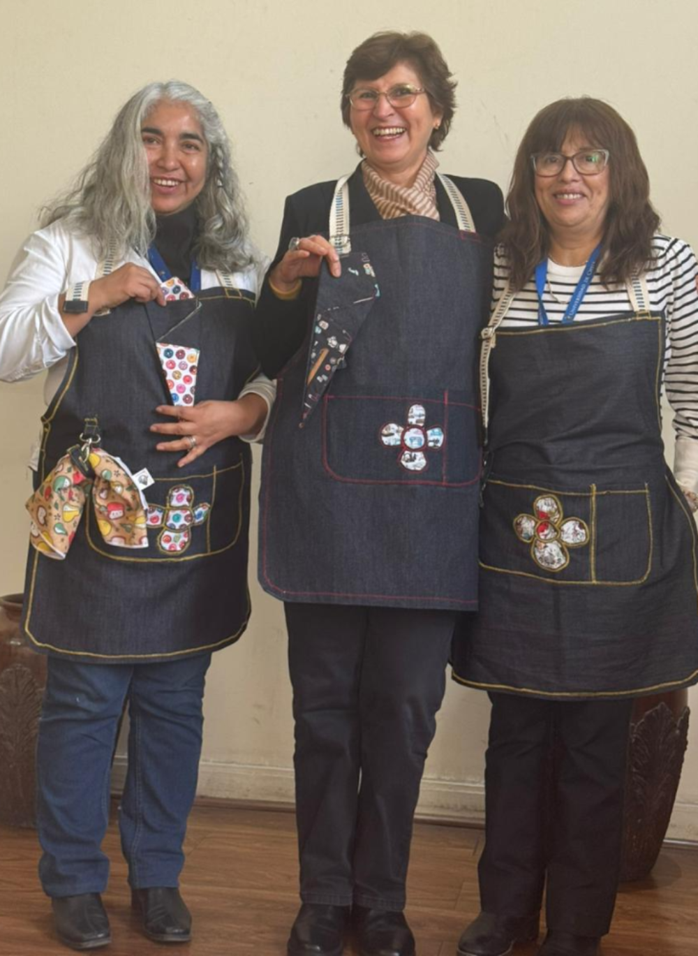 Algunas de las participantes del taller de costura lucen sus obras