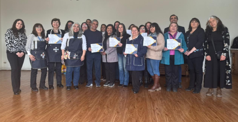 Los funcionarios certificados junto a representantes de la Subdirección de Relaciones Humanas