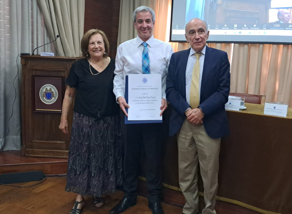 La doctora Cecilia Albala y el doctor Fernando Cassorla hicieron entrega de su distinción al doctor Juan Pablo Torres